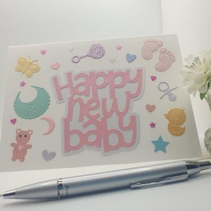 Glückwunschkarte für ein neues Baby. Eine besondere Karte, um Ihre Freude für die Geburt eines kostbaren Babys auszudrücken. Einzigartige & handgefertigte Handarbeit.