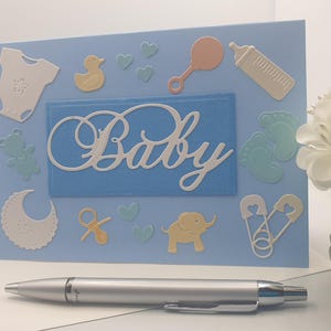 Gefeliciteerd kaart voor een nieuwe babyjongen. Een speciale kaart om je blijdschap uit te drukken bij de komst van een dierbare baby. Uniek en handgemaakt.