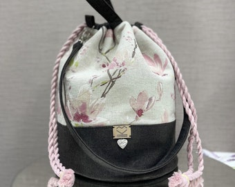 Elegante bolsa de proyecto con cordón - Hecha a mano, tamaño mediano - Regalo perfecto para tejedores - Bolsa de flores - Bolsa con magnolias - Hecho en Ucrania