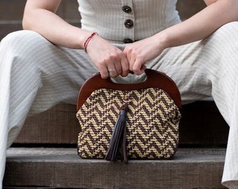 Cartera de mano tejida a crochet hecha a mano sobre marco de madera: bolso de diseño elegante y chic