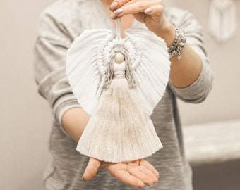 Ángel de macramé para pared hecho a mano: muñeca única de Ucrania para habitación infantil o para el hogar. Decoración navideña.