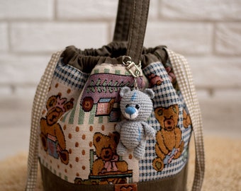 Conjunto de bolso y llavero de crochet, Bolsa para proyectos hecha a mano tamaño mediano, bolsa para proyectos con cordón, regalo para tejedora, oso de crochet, búho de crochet