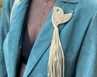 Broche de pájaro de macramé hecho a mano con flecos - Pin bohemio con estilo - Adornos con flecos