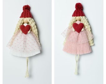 Muñeca de macramé hecha a mano caprichosa - Decoración de guardería y amuleto para el hogar - Regalo de San Valentín - Regalo de pareja para aniversario gay Esposa Hermana Pareja
