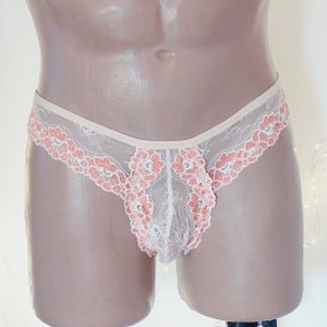 Puede incluir: Ropa interior de encaje blanco con un delicado patr&oacute;n floral en color melocot&oacute;n.