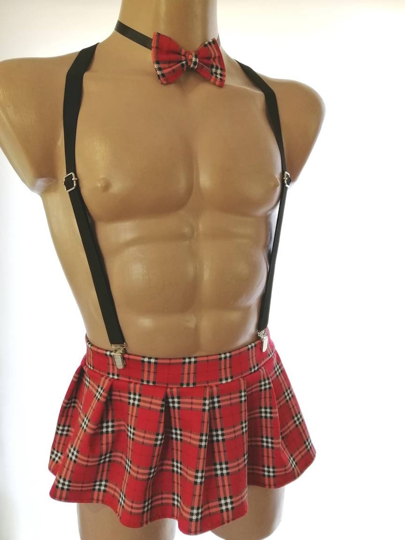 Puede incluir: Una minifalda de cuadros rojos y negros con tirantes negros y una pajarita roja y negra.