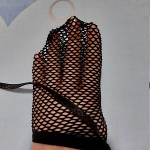 Puede incluir: Guantes sin dedos de rejilla negra con un lazo negro.