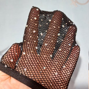 Puede incluir: Tela de red negra con pedrer&iacute;a iridiscente.