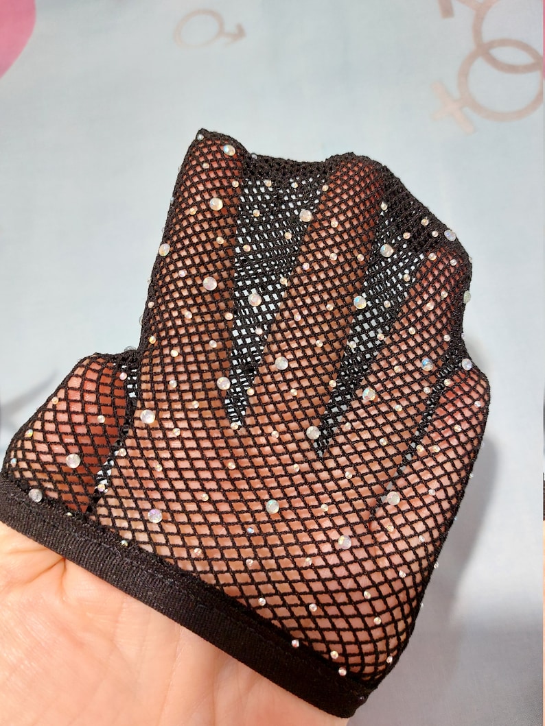 Puede incluir: Tela de red negra con pedrer&iacute;a iridiscente.