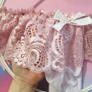 Gonna in pizzo da uomo con mutandine: gonna corta immagine 2