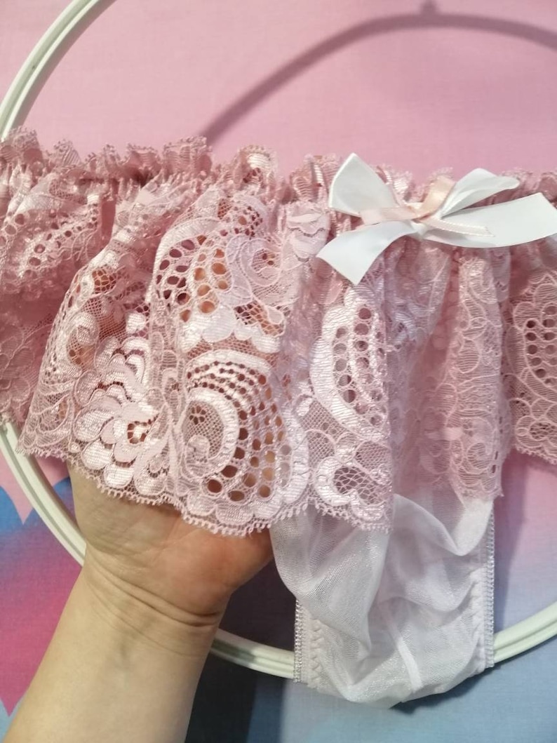 Gonna in pizzo da uomo con mutandine: gonna corta immagine 2