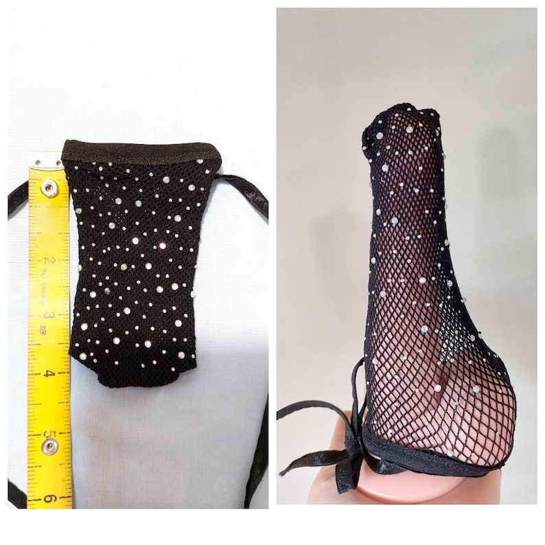 Puede incluir: Ligadura de encaje negra con un patr&oacute;n de diamante y diamantes de imitaci&oacute;n blancos. La liga tiene un lazo en la parte posterior.