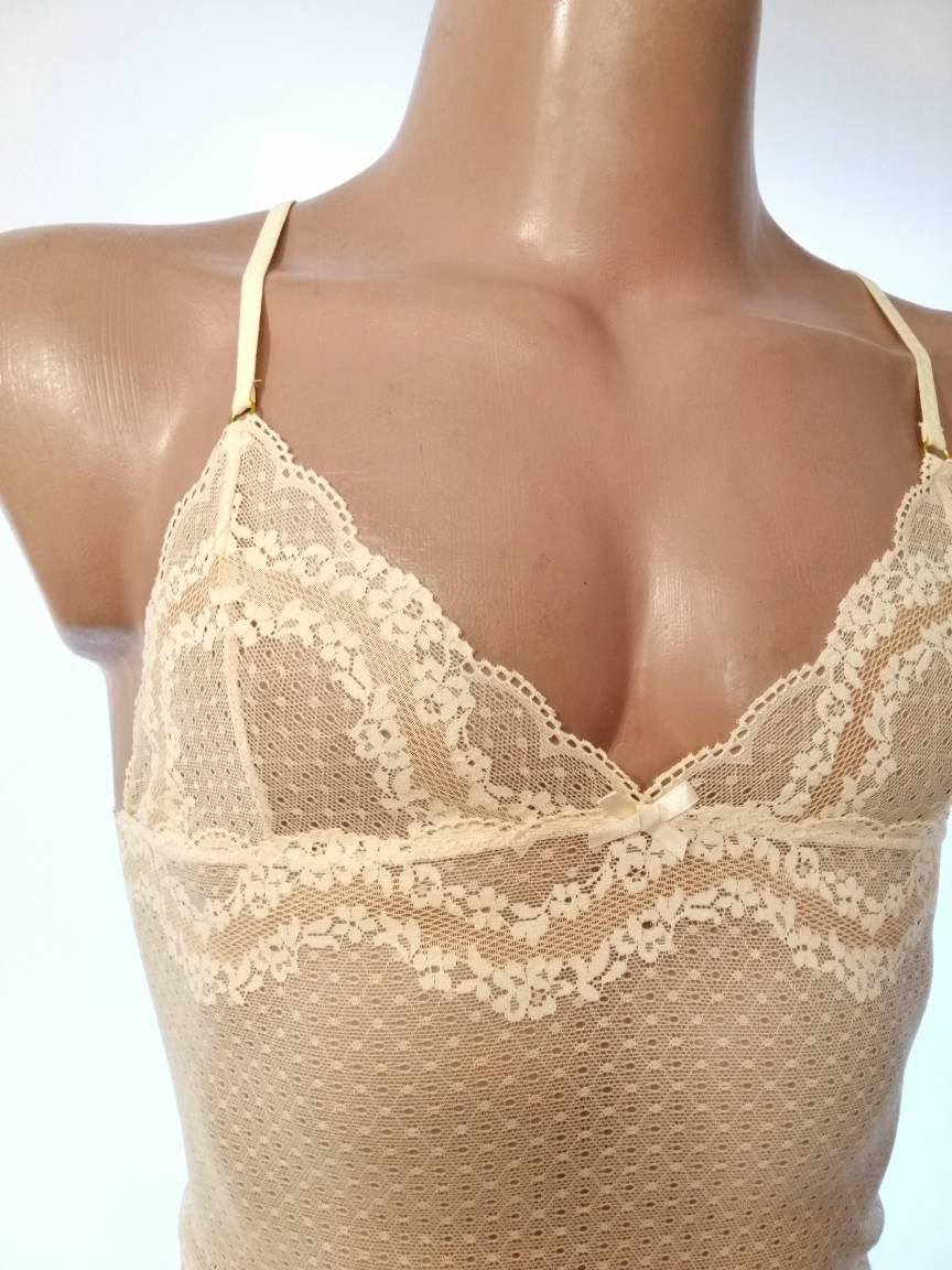 Un Uomo Che Indossa Un Reggiseno In Pizzo Rosso Fotografia Stock - Foto 4