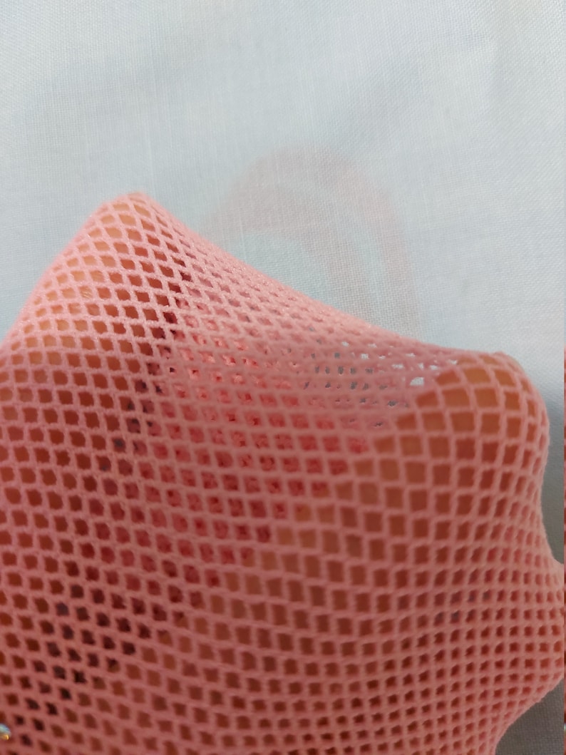Puede incluir: Tela de malla rosa con un patr&oacute;n de diamante. La tela es suave y flexible.