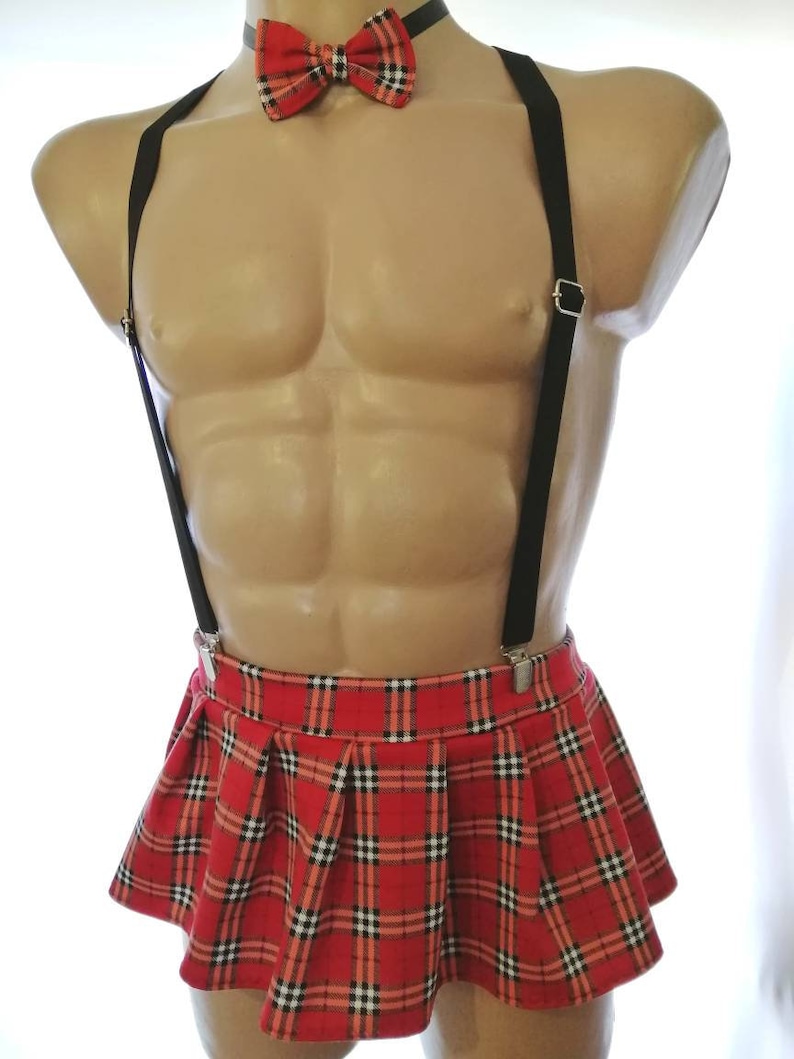 Puede incluir: Una minifalda de cuadros rojos y negros con tirantes negros y una pajarita roja y negra.