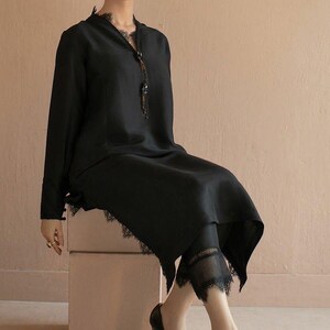 Ensemble salwar kameez en soie noire élégante orné de dentelles et de boutons : tenue palazzo pakistanaise festive image 2