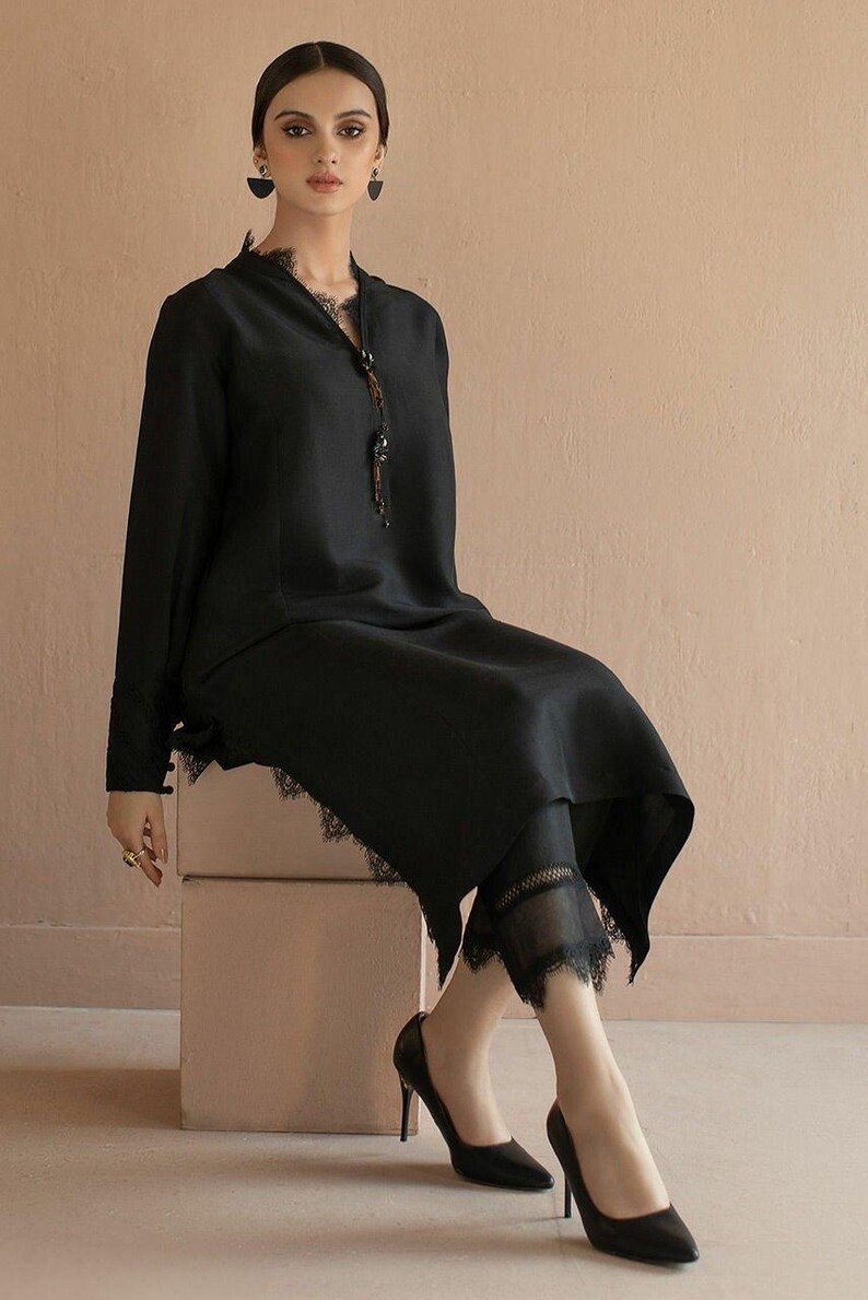 Ensemble salwar kameez en soie noire élégante orné de dentelles et de boutons : tenue palazzo pakistanaise festive image 2