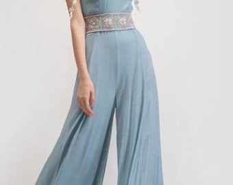 Pastelblauwe organza-jumpsuit met geborduurde Zardozi-riem: indo-westernoutfit