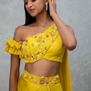 Gelbes Indo-Western Drape-Outfit: Cocktailabend-Hochzeitsgast-Outfit