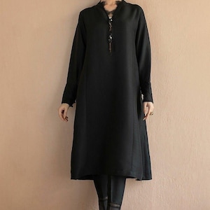 Ensemble salwar kameez en soie noire élégante orné de dentelles et de boutons : tenue palazzo pakistanaise festive image 1
