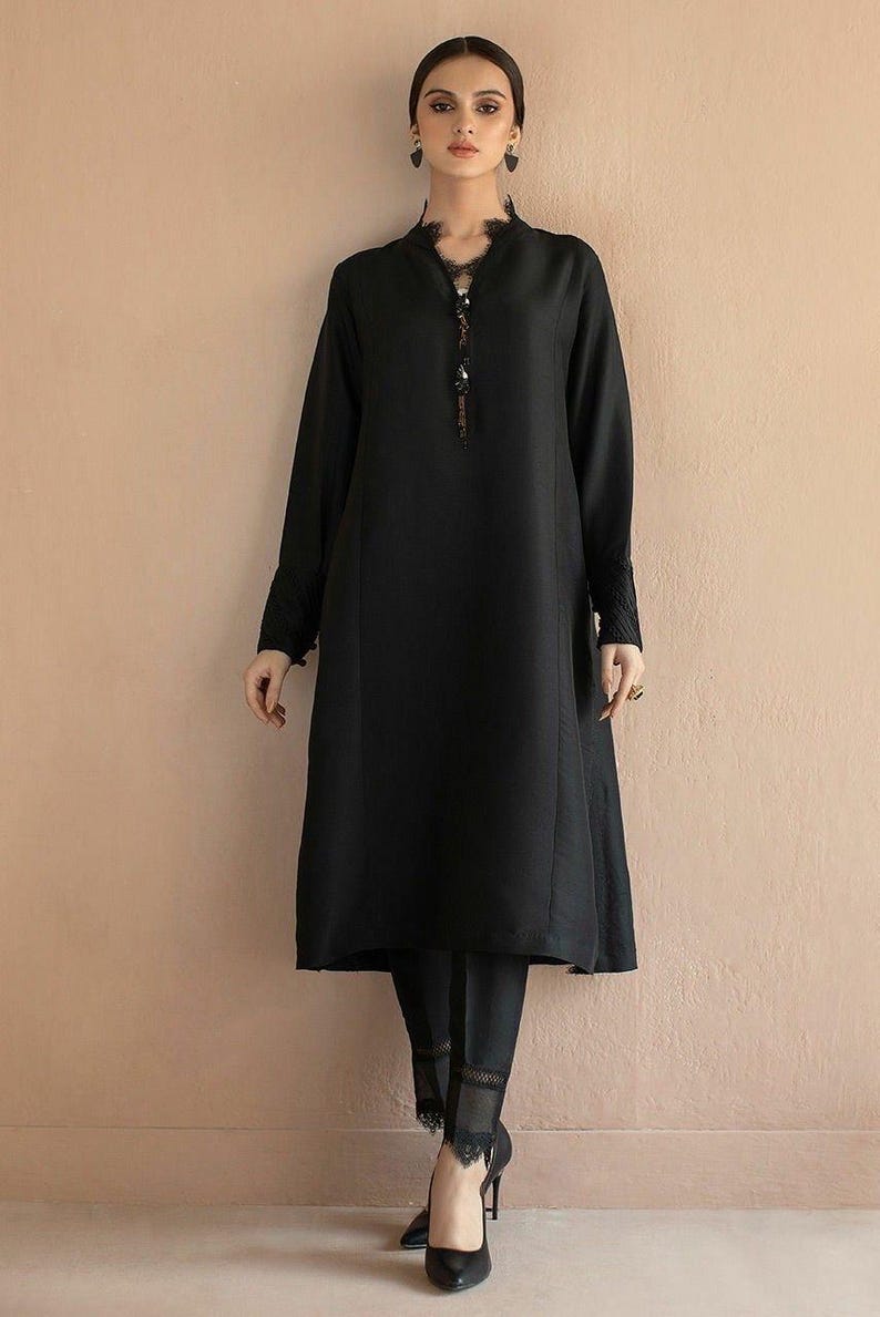 Ensemble salwar kameez en soie noire élégante orné de dentelles et de boutons : tenue palazzo pakistanaise festive image 1