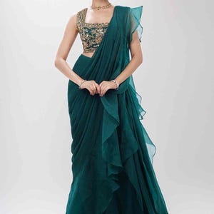 Smaragd grüner Prestitch Saree / Drape Saree / Rüschen Saree mit Gold bestickter Bluse / Party Wear Designer Indo Western Sari
