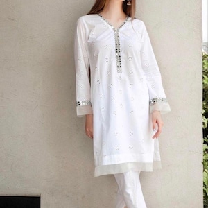 Chikankari Kurta blanco con pantalones tulipán, traje con bordado de espejo