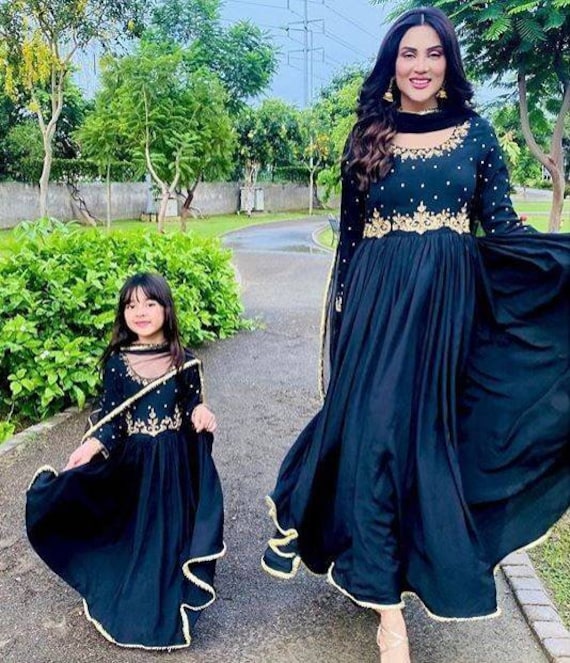 Mother and daughter pakistani clearance dresses