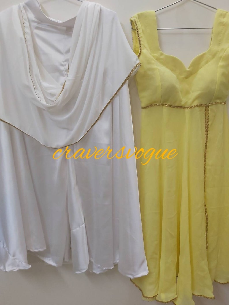 Pu&ograve; includere: Due eleganti abiti appesi a un attaccapanni. Uno &egrave; un completo bianco fluido con finiture dorate, e l'altro &egrave; un abito giallo senza maniche con finiture dorate. Il testo "craversvogue" &egrave; visibile nell'immagine.