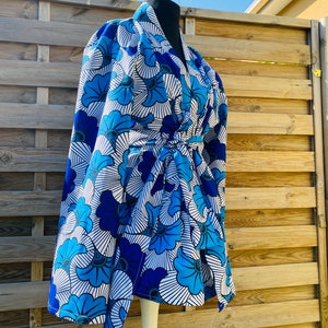 Wachskimonoweste Roter Stoff im asiatischen Stil mit afrikanischen Blumen leichte Wachsjacke Jacke aus afrikanischem Stoff mit Gürtel Capsul Bleu clair + foncé