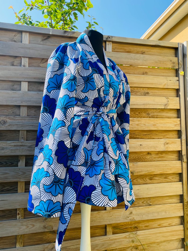 Gilet kimono en wax Rouge style asiatique tissu au fleurs africaines veste légère en wax veste tissu africain avec ceinture Capsul Bleu clair + foncé