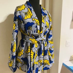 Gilet kimono en wax Rouge style asiatique tissu au fleurs africaines veste légère en wax veste tissu africain avec ceinture Capsul Bleu et jaune