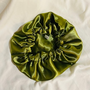 Bonnet de nuit en satin uni Vert olive -haute qualité -bonnet protecteur Cheveux charlotte en tissu - élastique super maintien