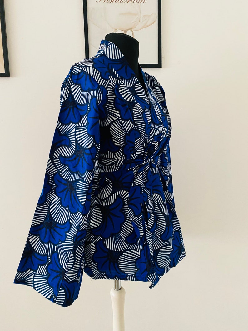 Gilet kimono en wax Rouge style asiatique tissu au fleurs africaines veste légère en wax veste tissu africain avec ceinture Capsul image 6