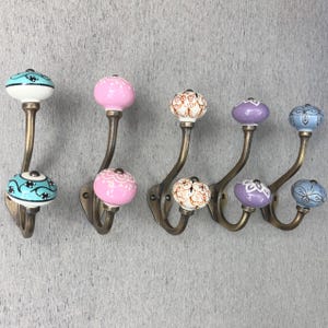 Crochet mural avec bouton en céramique | Cintre en métal peint à la main | Décoration à suspendre fabriquée à la main| Support mural