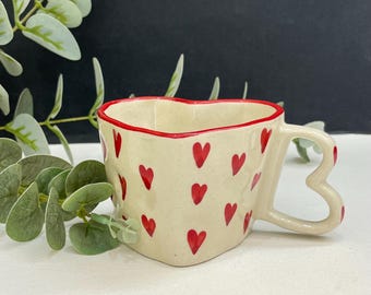 Herzförmige Keramiktasse mit Henkel - niedliche handgemachte Kaffeetasse, Valentinstaggeschenk für Sie, Keramik-Teetasse, einzigartiges romantisches Geschenk für Frauen