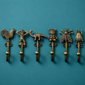Handgemaakte wandhaken in de vorm van dieren, antieke messing afwerking, aluminium knoppen, ijzeren haken.