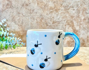 Taza de Abeja Hecha a Mano: Taza de Café de Cerámica Pintada a Mano con Asa Azul