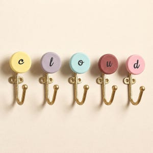 Wandhaken mit Keramikbuchstaben, personalisierte Alphabet-Dekoration, Garderobenhaken fürs Kinderzimmer