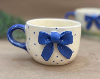 Handgemachte Keramiktasse: Kawaii Blaue Schleife, Cottagecore Teetasse