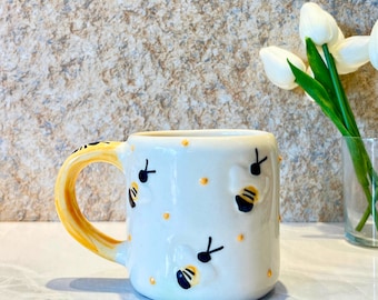 Taza de abeja: Taza de café de cerámica pintada a mano con asa amarilla.