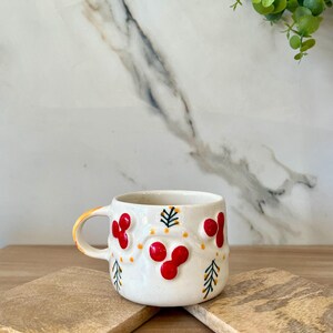 Taza de cerámica con cerezas pintada a mano: taza de café festiva
