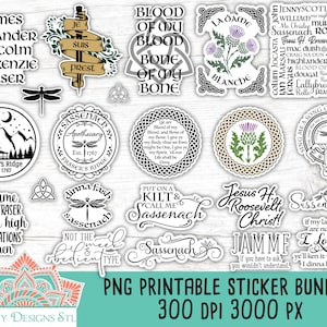 Peut inclure: Un ensemble de 16 autocollants imprimables avec des citations et des motifs inspirés de la série télévisée populaire "Outlander". Les autocollants sont en noir, blanc et vert avec une variété de motifs, notamment une libellule, une chaîne de montagnes, un chardon et une citation sur "Sassenach".