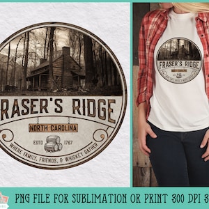 Può includere: Un logo rotondo in stile vintage con il testo "Fraser's Ridge" in una cornice di legno marrone. Il logo presenta una capanna nel bosco, il testo "North Carolina" e le parole "Where family, friends, & whiskey gather".