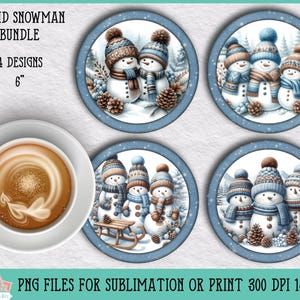 Peut inclure: Ensemble de quatre dessous-de-verre ronds de 15,24 cm pour sublimation sur le thème de l'hiver avec des bonhommes de neige portant des chapeaux et des écharpes bleus et blancs. Les dessous-de-verre ont un fond bleu avec des flocons de neige blancs.