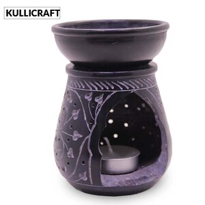 Puede incluir: Quemador de aceite de piedra negra con un intrincado dise&ntilde;o floral. El quemador tiene un peque&ntilde;o cuenco en la parte superior para aceites esenciales y un espacio para una vela de t&eacute; debajo.