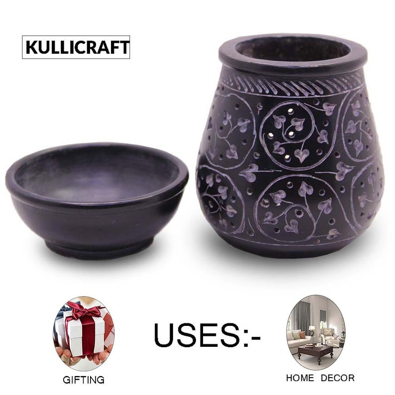 Puede incluir: Un quemador de aceite de esteatita negro con un intrincado dise&ntilde;o floral. El quemador tiene un plato separado para contener ceras o aceites esenciales. El texto "KULLICRAFT" es visible en la imagen. La imagen tambi&eacute;n muestra dos usos para el quemador de aceite: regalo y decoraci&oacute;n del hogar.