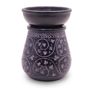 Puede incluir: Quemador de aceite de piedra negra con un dise&ntilde;o floral. El quemador tiene un peque&ntilde;o cuenco en la parte superior para contener aceites esenciales o ceras fundidas.