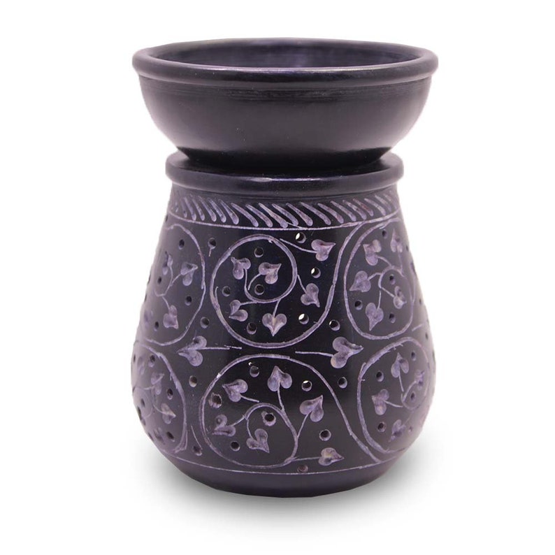 Puede incluir: Quemador de aceite de piedra negra con un dise&ntilde;o floral. El quemador tiene un peque&ntilde;o cuenco en la parte superior para contener aceites esenciales o ceras fundidas.
