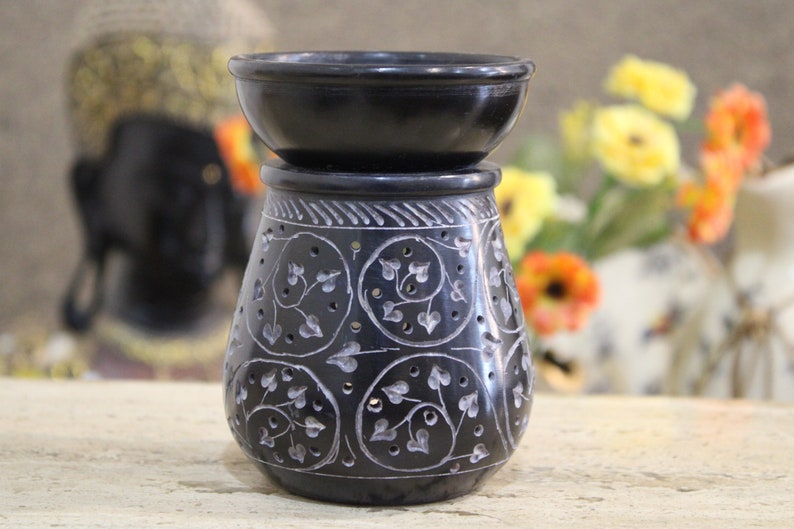 Puede incluir: Quemador de aceite de piedra negra con un intrincado dise&ntilde;o floral. El quemador tiene un cuenco superior extra&iacute;ble para agregar ceras fundidas u aceites esenciales.